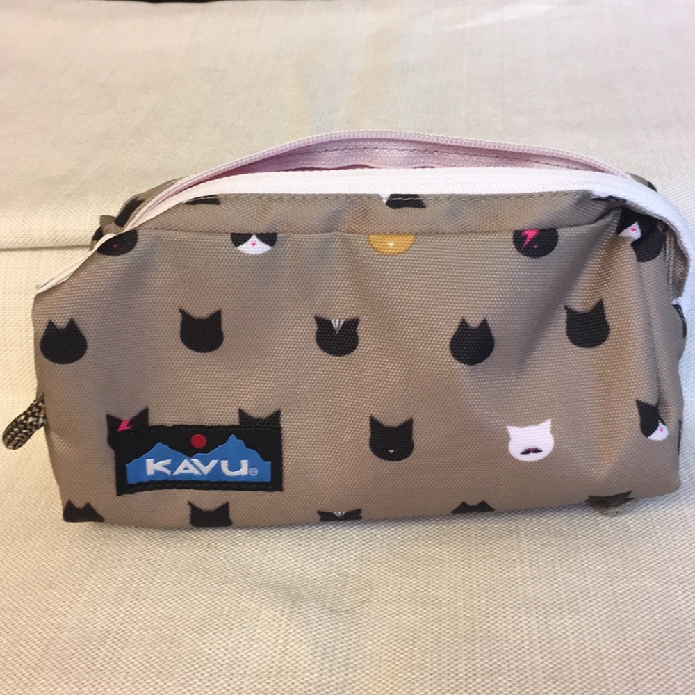 NWOT KAVU make up bag